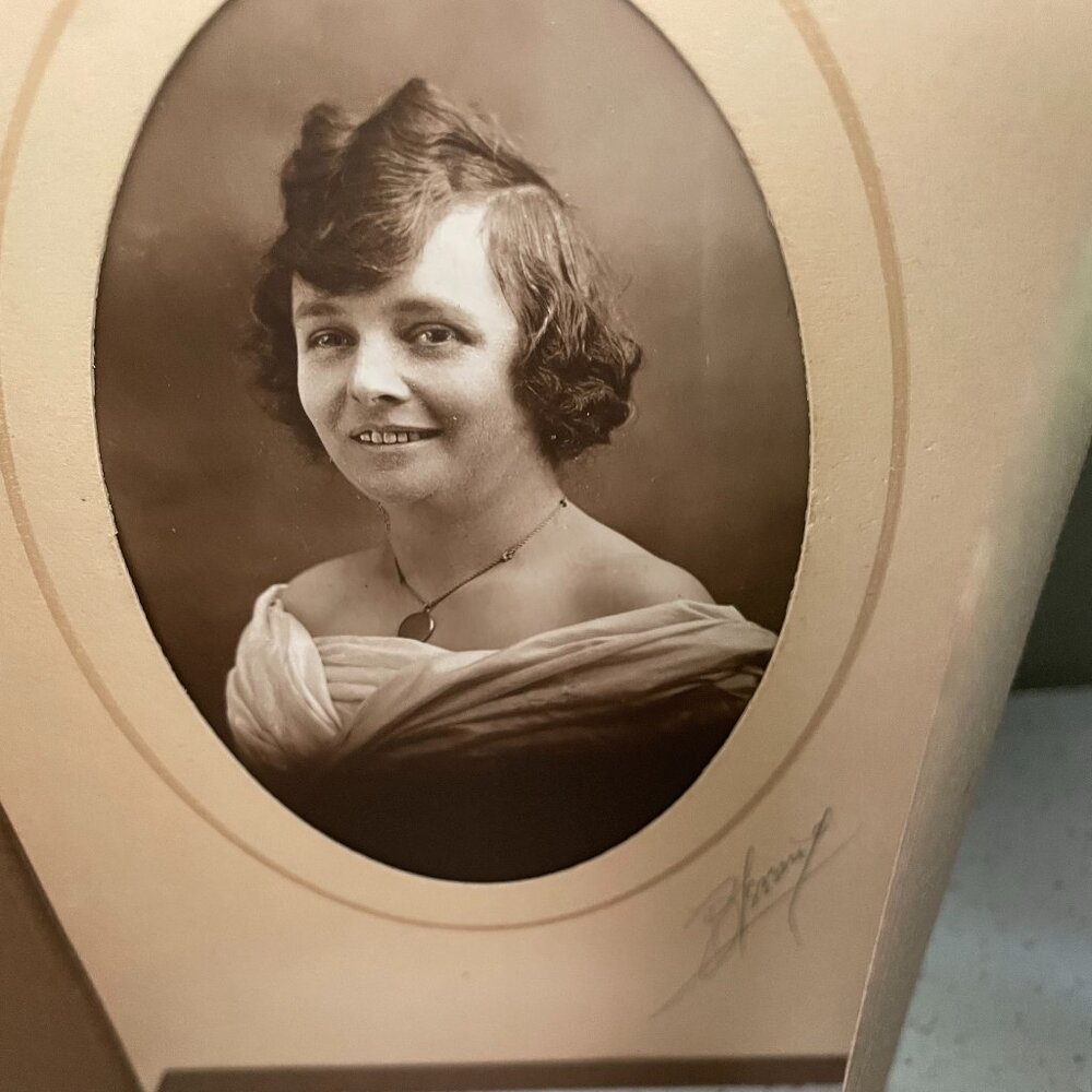 VINTAGE PORTRAIT PHTOGRAPHS - Picture 4 of 8